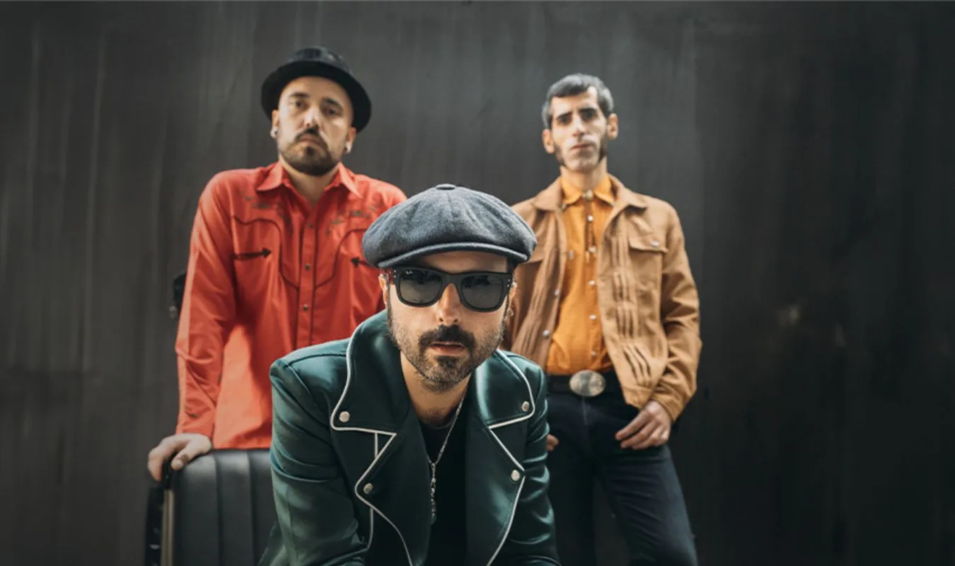 Sidecars estrenan single, Hasta que cierro los ojos 2 Sidecars estrenan single, Hasta que cierro los ojos Se cumplen 18 años desde que Sidecars comenzaran su andadura en el mundo de la música y para celebrar su mayoría de edad, la banda comparte un nuevo single bajo el título "Hasta que cierro los ojos", ya disponible en las diferentes plataformas digitales. Un hit de pop que supone el punto de partida para el inicio de su nueva gira, "Modo Avión", por teatros de toda la geografía nacional. El culmen de esta gira será el cierre con un concierto en el WiZink Center de la capital madrileña el 23 de noviembre de 2024 y cuyas entradas están a la venta a partir de hoy martes 12 de diciembre a partir de las 12:00 horas. Un concierto con el que celebrarán sus "Dulces 18".