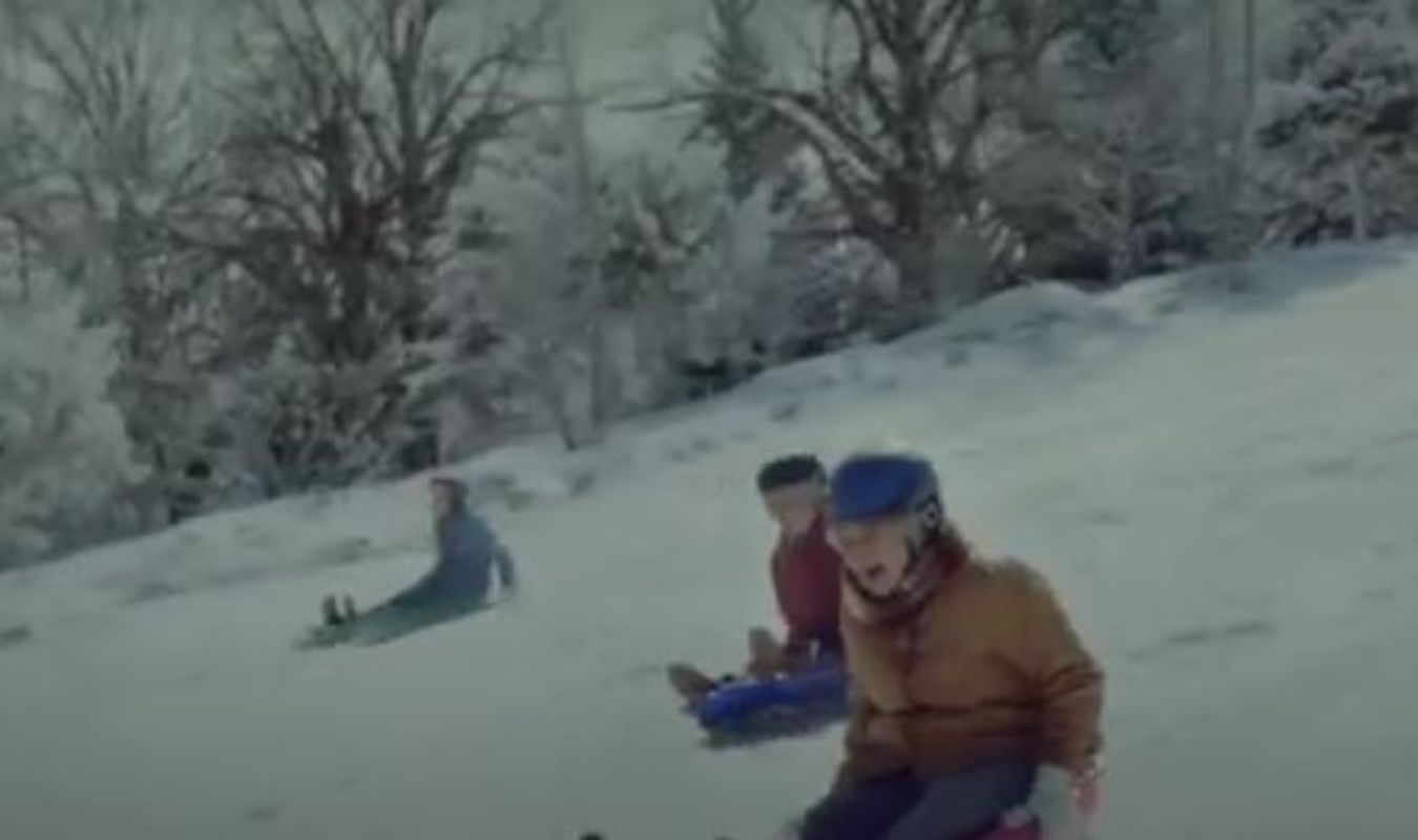 Anuncio Amazon 2025: una historia sobre amistad, nostalgia y alegría compartida Anuncio Amazon 2025: una historia sobre amistad, nostalgia y alegría compartida 1