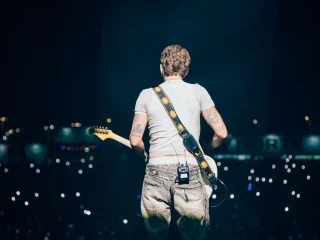 Dani Fernández regresa a los escenarios 3 El artista manchego volvió este sábado a los escenarios con un multitudinario concierto en Murcia con 18.000 personas, después de varias semanas de recuperación y una intervención quirúrgica por la lesión sufrida tras su caída en el concierto de Valencia