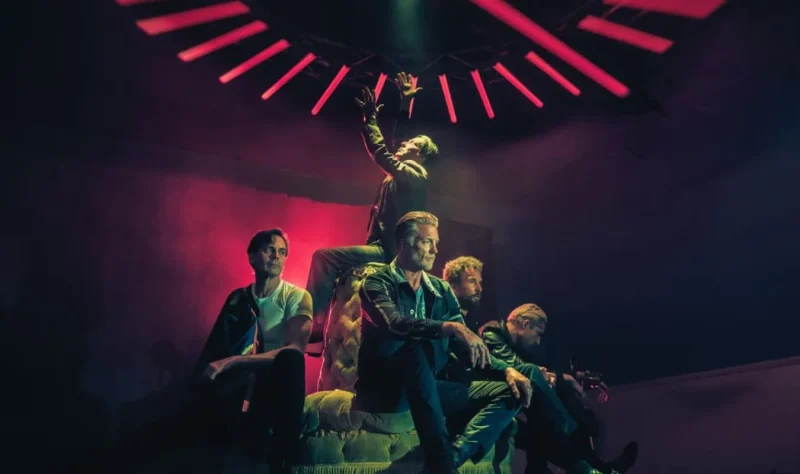 1 Queens of the Stone Age estrenan single, Where the Goth Girls At?